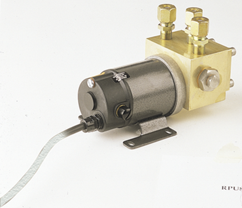 B&G - 21116165 - RPU-80: Reversible Pump. For Cylinder Displacement of 80-250 cm3 (AC12 required). 12V DC